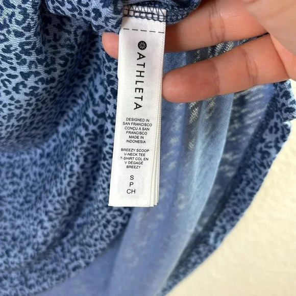 Athleta Breezy Scoop V-Neck Tee in Cheetah / Leopard / Animal Print Blue sz S - Picture 6 of 9